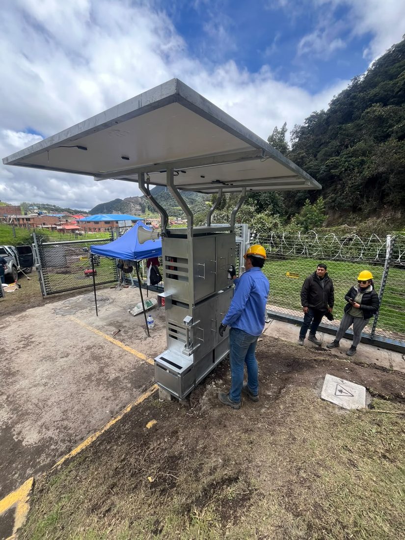Cerca eléctrica perimetral con gabinete de control en acero inoxidable alimentado por paneles solares