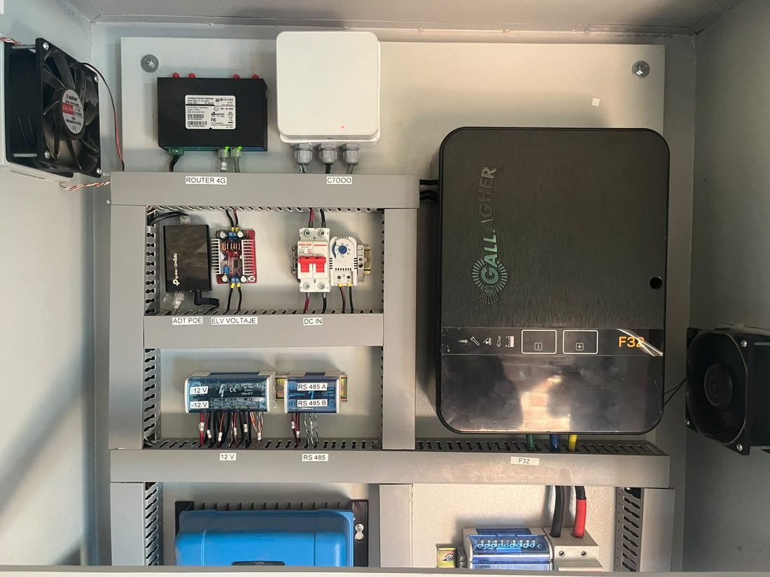 Interior del gabinete de control con energizador Gallagher F32, controlador C7000, router 4G y protecciones DC
